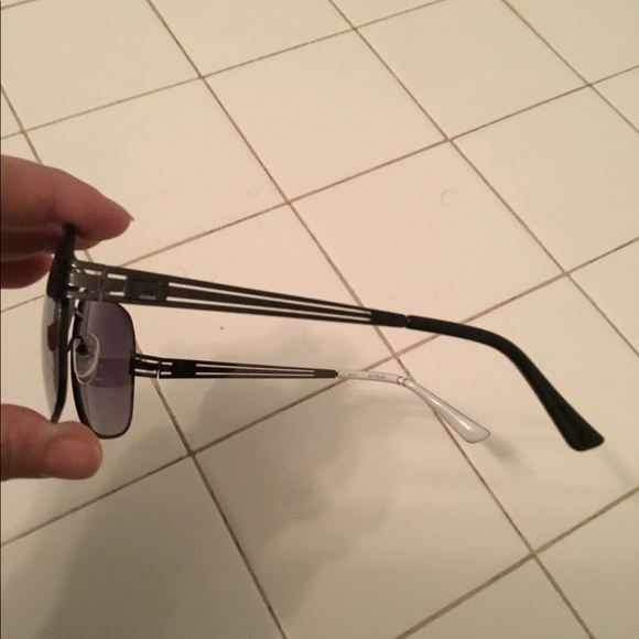 Men Guess Sunglasses - Picture 3 of 5